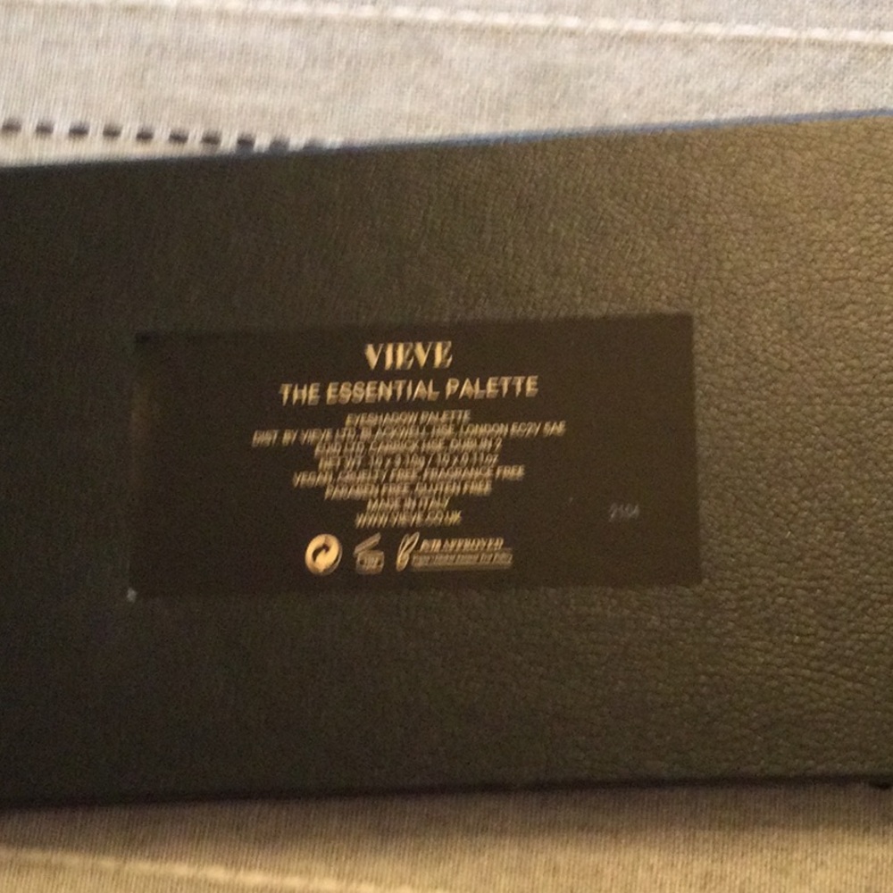 VIEVE THE ESSENTIAL EYESHADOW PALETTE - Picture 3 of 6